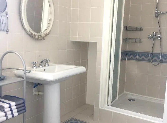 Dans Maison, Independant Et Jardin