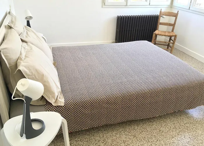 Dans Maison, Indépendant Et Jardin Perpiñán